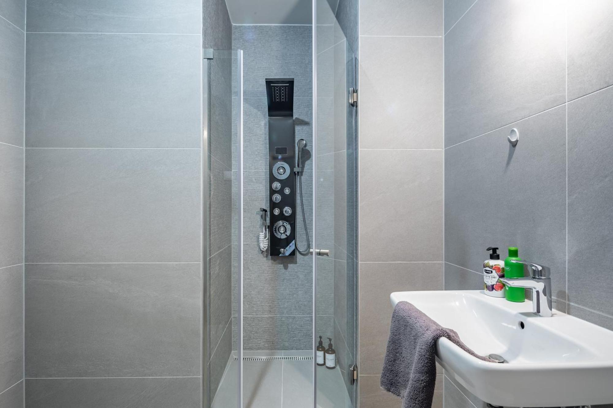 Luxury Penthouse W Garage - Centre Apartment *