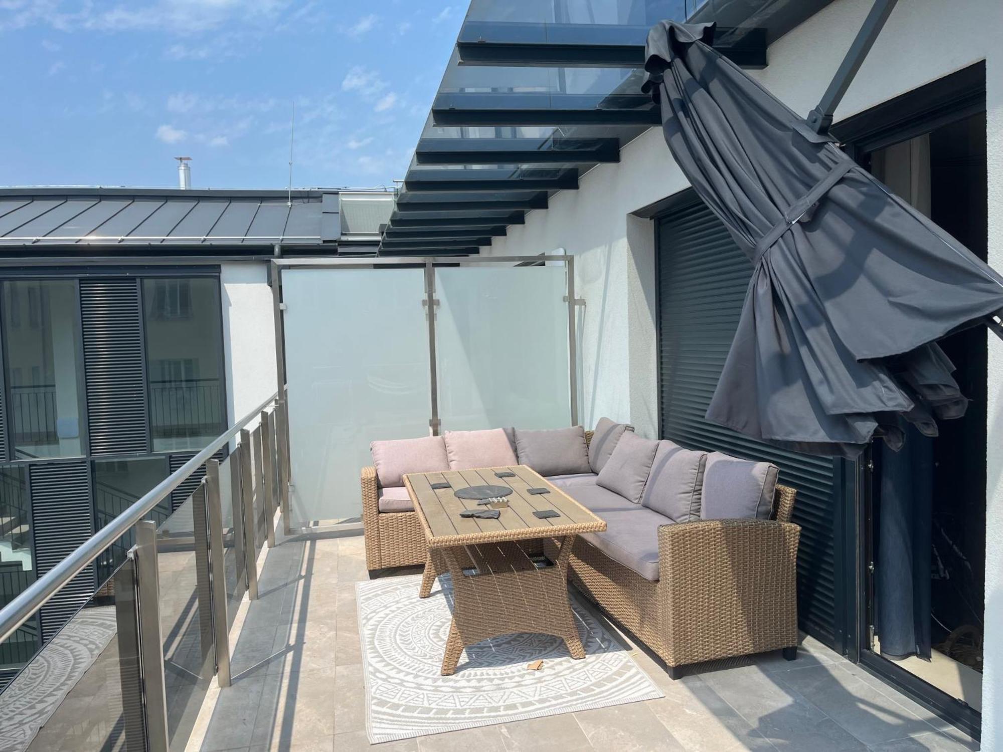 Apartment Luxury Penthouse W Garage - Centre *